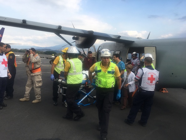 国产运12E飞机哥斯达黎加上演“火山救援”