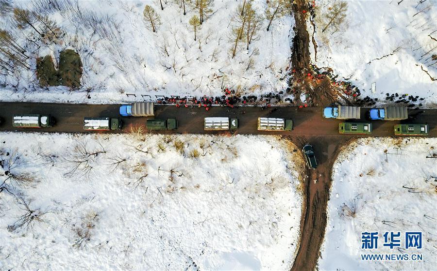 大兴安岭火场出现暴雪 武警官兵分批撤离