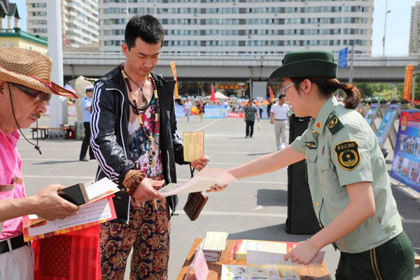 哈尔滨市道外区开展全国第16个“安全生产月”咨询日活动
