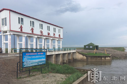 绥化市东湖水库肇兰新河水位回落 遇险群众妥善转移