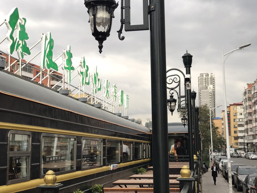 火车开到马路边 哈尔滨再添铁路文化景观