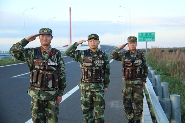 佳木斯边防支队官兵在边境线为祖国庆生