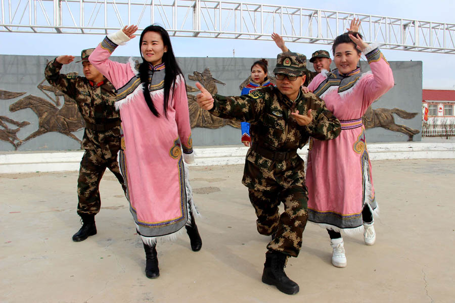 黑龙江呼玛：边防官兵与少数民族群众共同献礼党的十九大 共唱一首歌，共跳一支舞