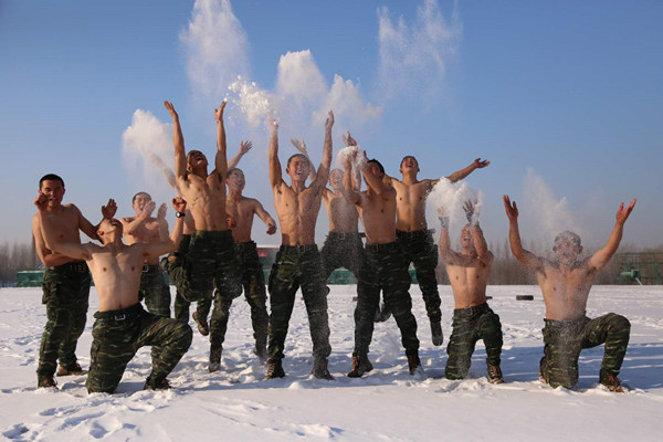 极限魔鬼周零下25℃特战队员冰天雪地亮肌肉直呼过瘾