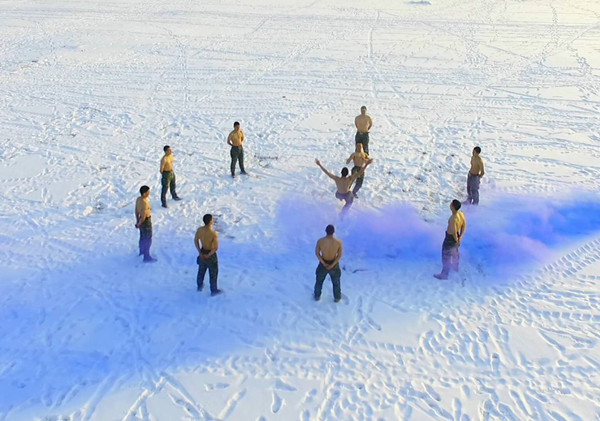 极限魔鬼周零下25℃特战队员冰天雪地亮肌肉直呼过瘾