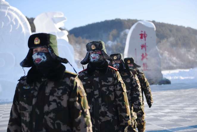 黑龙江漠河：边防官兵-45℃极寒天气徒步巡边满面冰霜