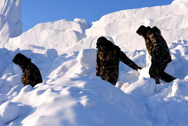 黑龙江漠河：边防官兵-45℃极寒天气徒步巡边满面冰霜