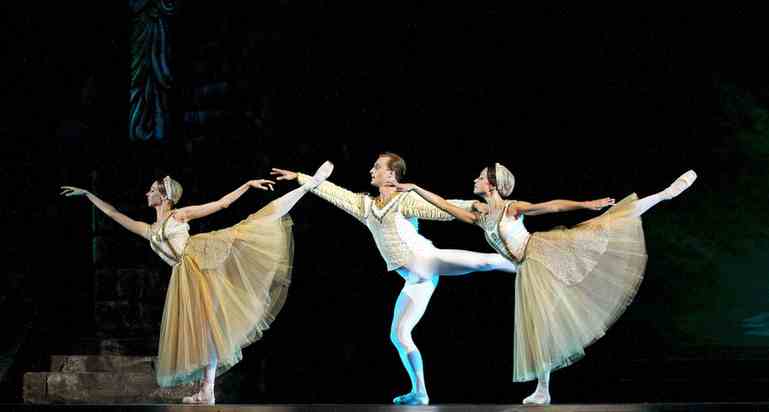 哈尔滨大剧院新年芭蕾献礼——“克宫”再度亮相冰城 演绎足尖上的浪漫童话