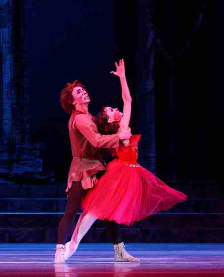 哈尔滨大剧院新年芭蕾献礼——“克宫”再度亮相冰城 演绎足尖上的浪漫童话
