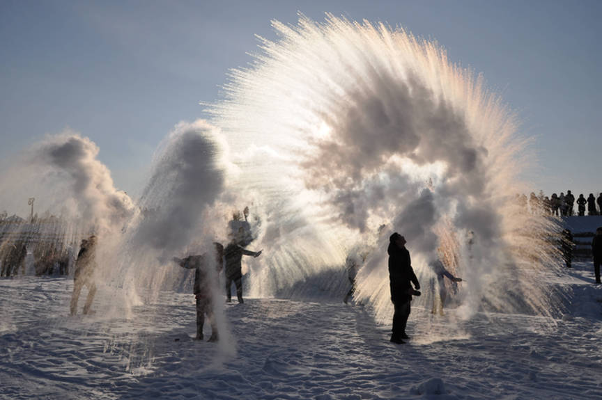 黑龙江漠河：“梦幻北极”千人泼水成冰
