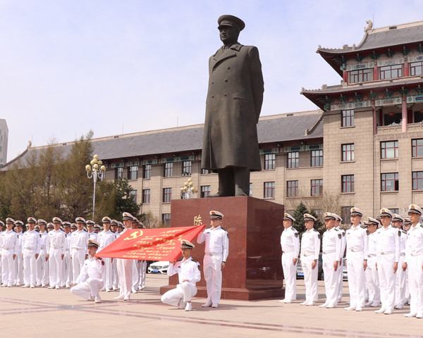 “海军节”、“中国航天日”哈工程师生两节同庆