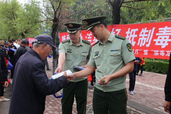 佳木斯边防支队官兵向辖区群众开展禁毒宣传