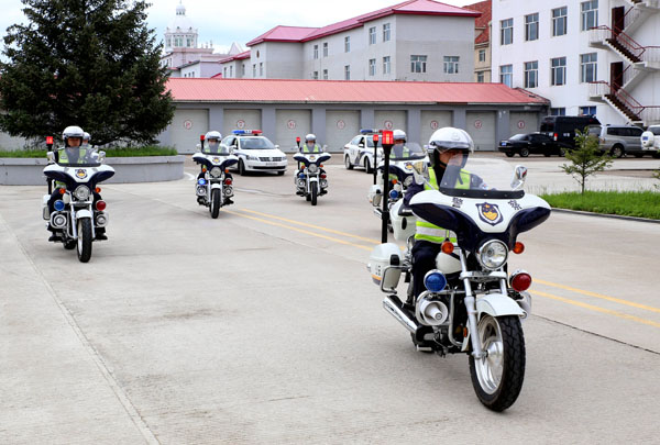 黑龙江漠河市公安局举行警用摩托车发放仪式