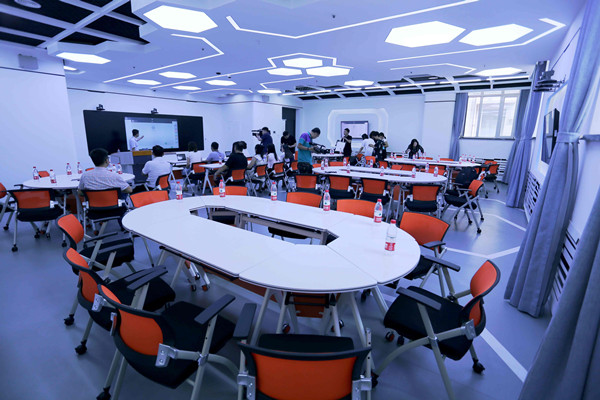“重塑教育教学形态，推动课堂教学改革”主题研讨会在黑龙江大学隆重举行