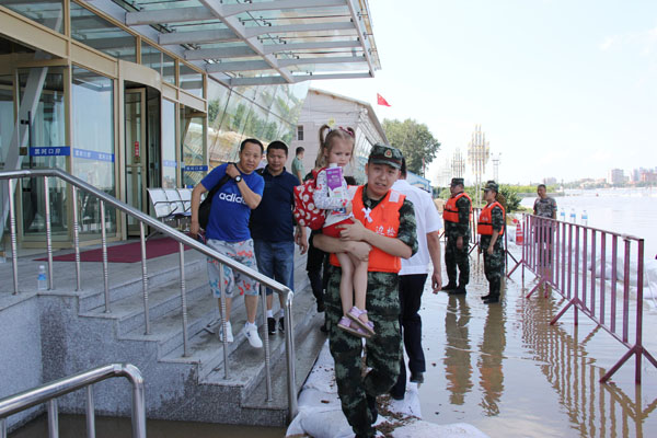洪水即将进入口岸大厅 黑河边检站启动应急预案保障旅客通关