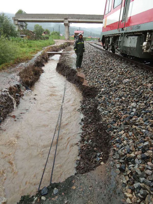 强降雨致黑龙江省铁路多趟列车停运 哈铁组织千人全力抢修水害线路
