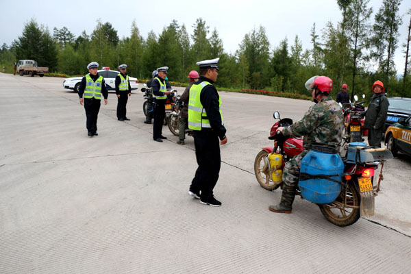 黑龙江大兴安岭森林进入林下采摘期 交警大队加强道路管理保安全