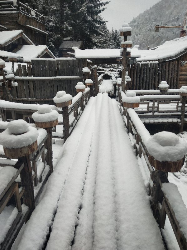 “中国雪乡”迎来今秋首场降雪 “蘑菇头”奇景提前呈现