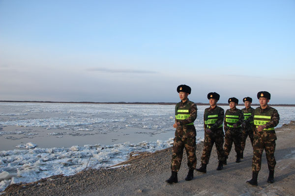 佳木斯边防支队官兵全天巡护 中俄两大界江全线进入“溜冰期”