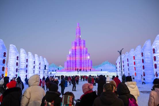 世界最大规模冰雪主题乐园——哈尔滨冰雪大世界开始营业