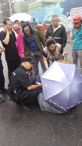 雨天行人被撞 冰城特警撑伞温暖救助